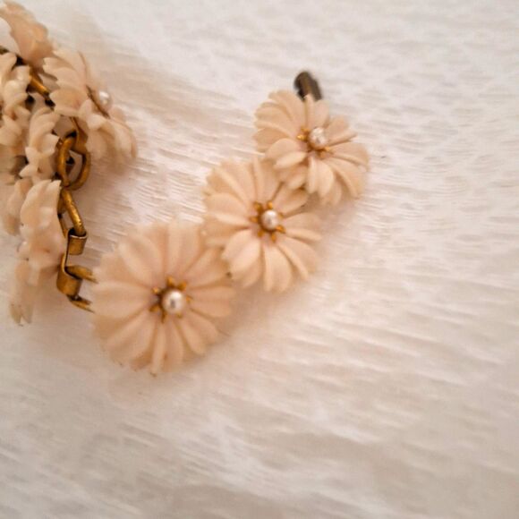 A Vintage Plastic Daisy Women's Bracelet Soft Plastic Decorative Cottage Core - Picture 9 of 9